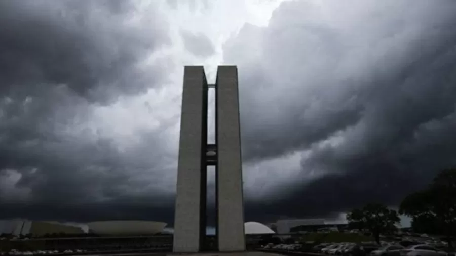 Congresso protege rico, e pobre limpa a sujeira na suruba dos privilegiados